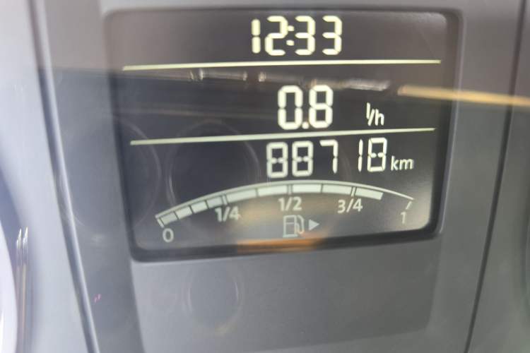 Used Volkswagen Sagitar 2014 Revised Version 1.6L Manual Comfort Edition Odometer Close Up