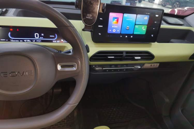 Used Geely Galaxy Panda 2023 Panda Mini 200km Endurance Bear Audio And AC Panel