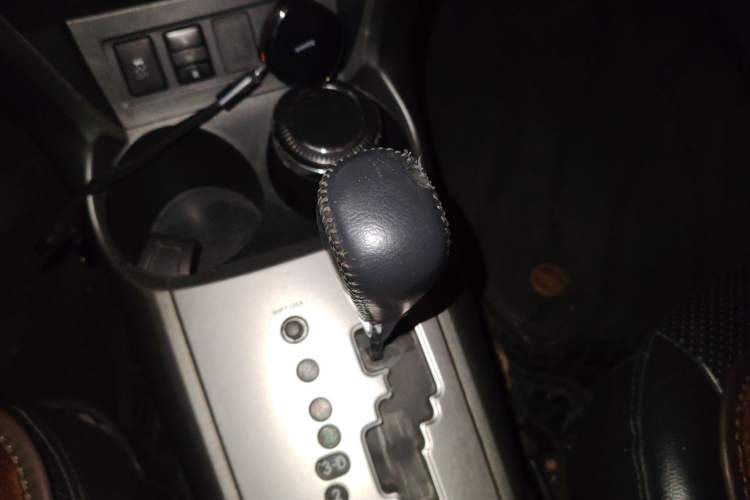 Used Toyota RAV4 2013 Special Edition 2.4L Automatic 4x4 Prestige Gear Lever