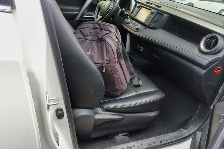 Used Toyota RAV4 2019 2.0L CVT Two-Wheel Drive Luxury Version China VI Standard