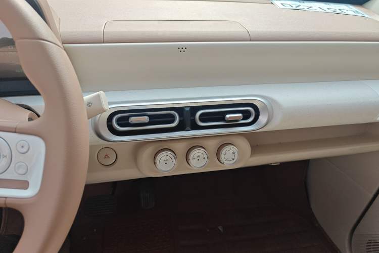 Used Wuling Hongguang MINIEV 2024 3rd Generation 215km Youth Edition Audio And AC Panel