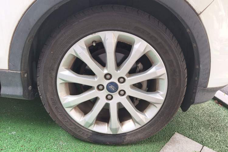 Used Ford Kuga 2013 1.6L GTDi Two-Wheel-Drive Trend Model Right Front Wheel Hub