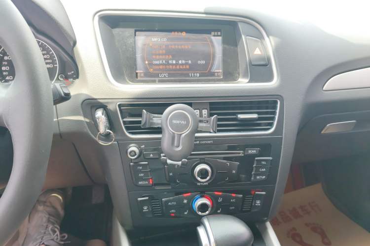 Used Audi Q5 2017 40 TFSI Ambition Edition Audio And AC Panel