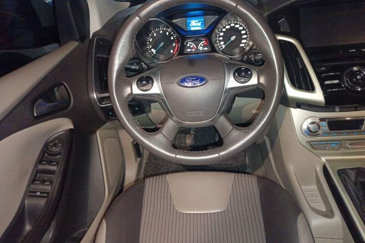 Used Ford Focus 2012 Sedan 1.6L Manual Fashion Edition
