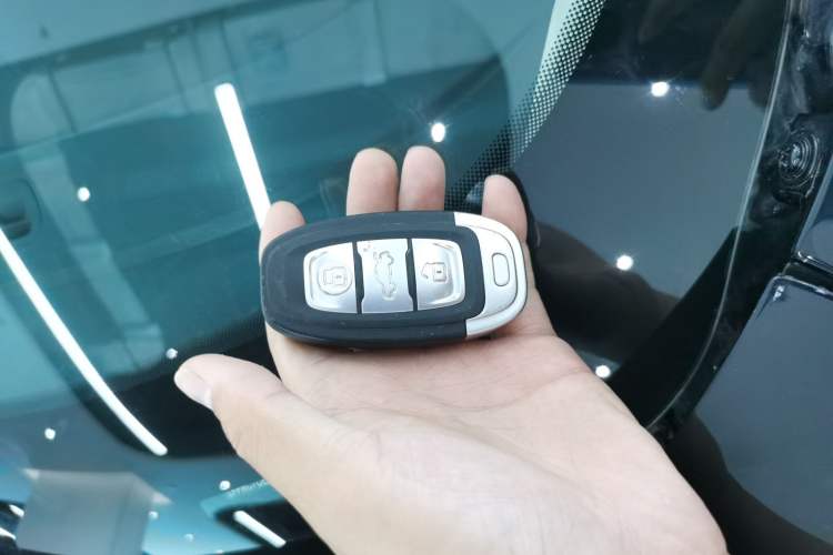 Used Hongqi E-QM5 2022 431 km Charge & Enjoy Edition
