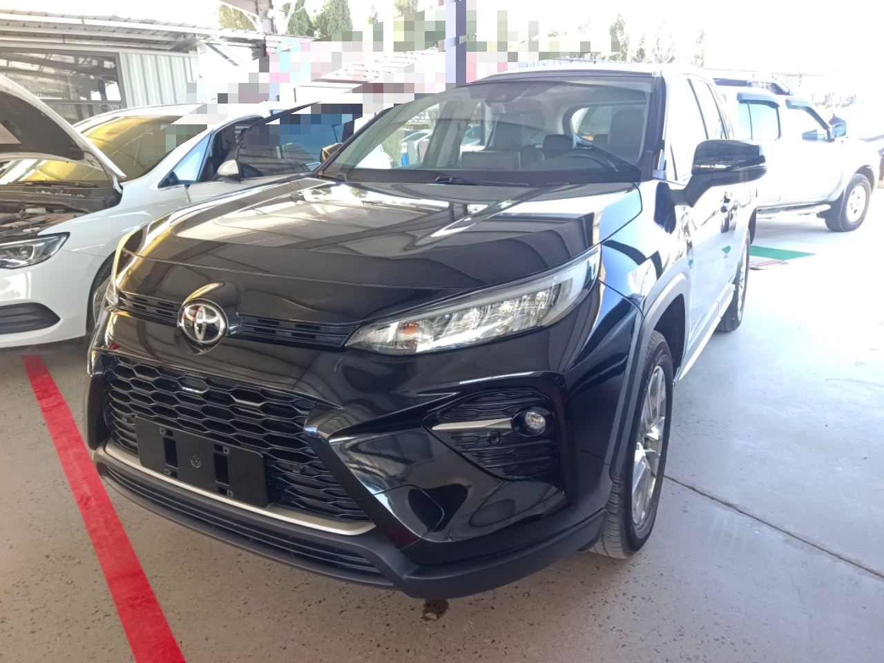 تحت مقدمة السيارة