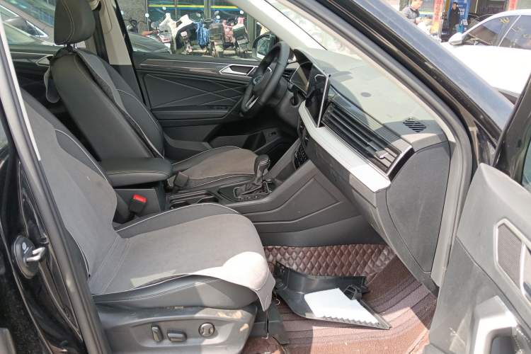 Used Volkswagen Tiguan L 2024 330TSI Automatic Two-Wheel Drive R-Line Enhanced Edition Right Front Seat