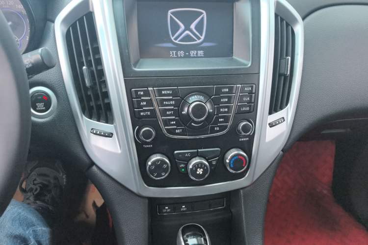 Used JMC Yusheng S350 2014 2.4T Automatic 2WD Diesel Luxury Version with Sunroof 5 Seats