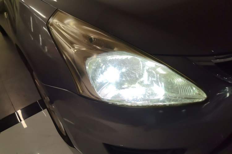 Used Nissan Tiida 2011 1.6L CVT Smart Version Right Front Headlight