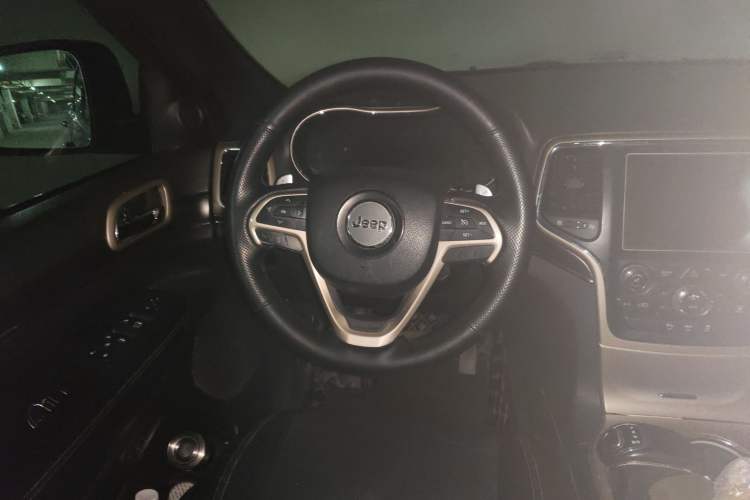 Used Jeep Grand Cherokee 2012 3.6L Luxury Navigation Edition
