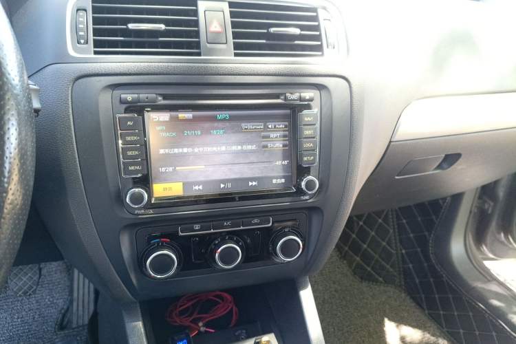 Used Volkswagen Sagitar 2012 1.6L Manual Comfort Model Audio And AC Panel