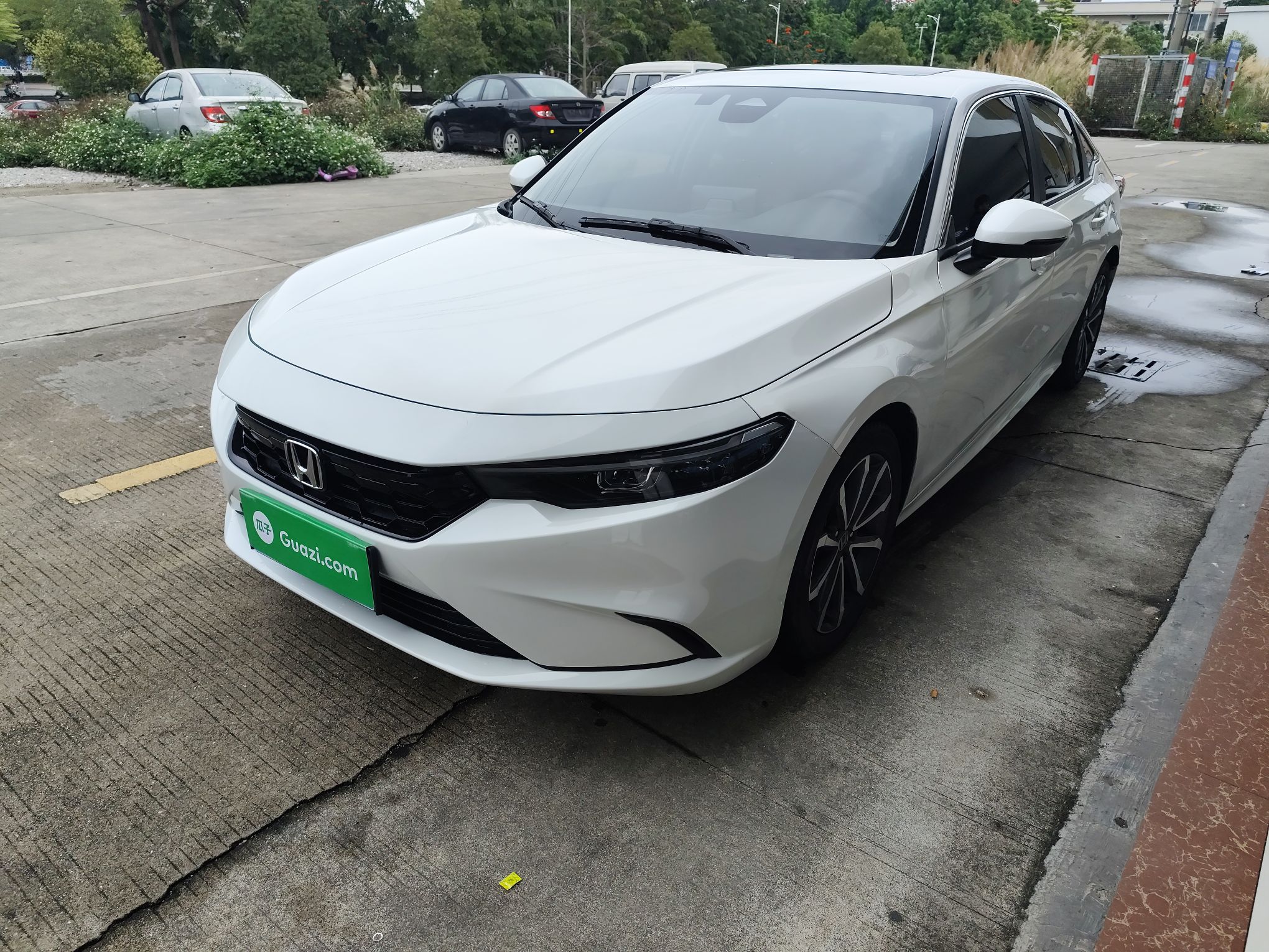 تحت مقدمة السيارة