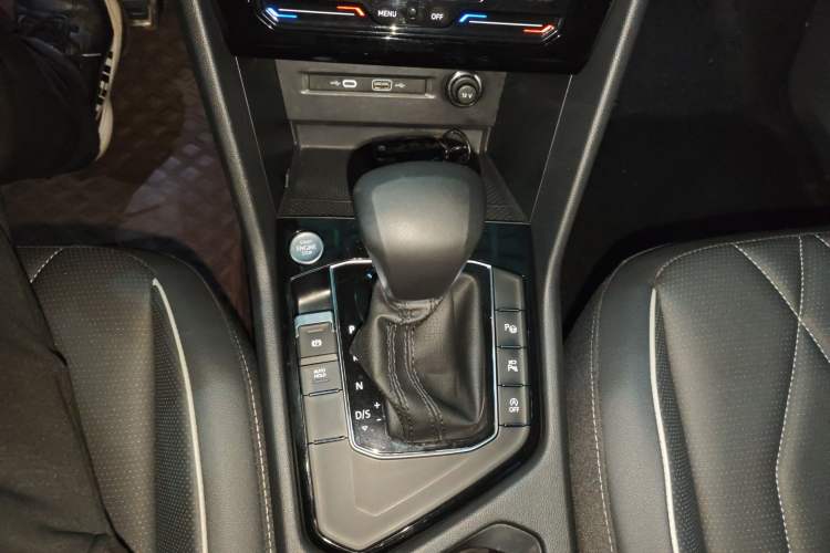 Used Volkswagen Tiguan L 2023 Restyled 330TSI Automatic Two-Wheel Drive R-Line Enhanced Comfort Version Gear Lever