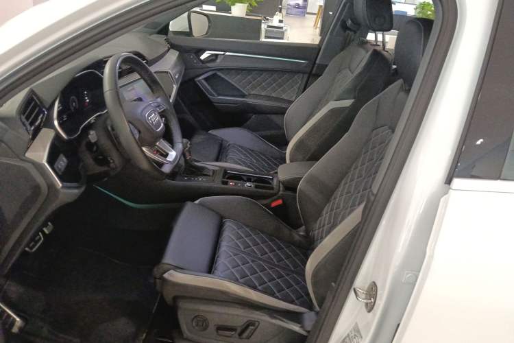 Used Audi Q3 2024 40 TFSI Fashion Dynamic Model
