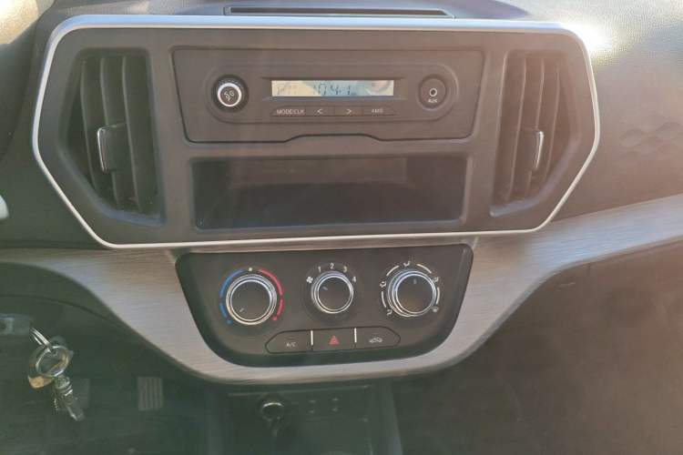 Used CHANGAN KAICHENG Ruixing M60 2023 1.5L GDI Comfort Van 2-Seater Audio And AC Panel