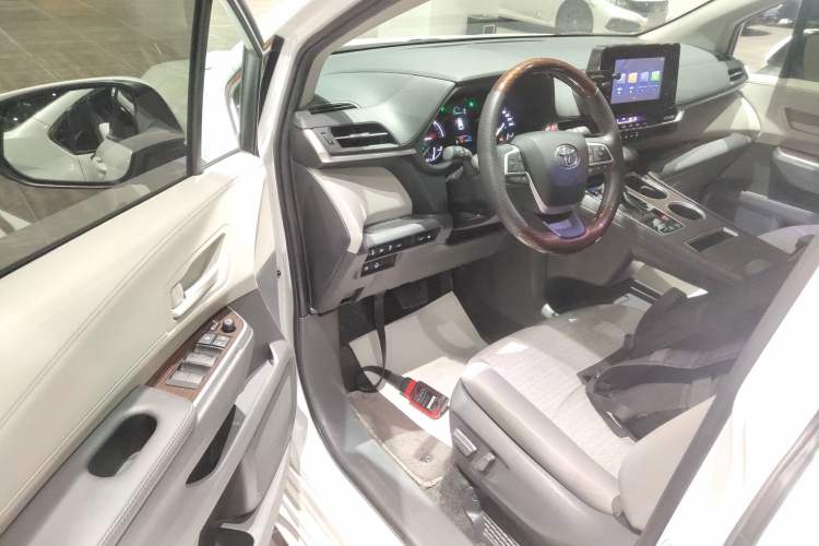 Used Toyota Sienna 2023 2.5L Hybrid Comfort Edition