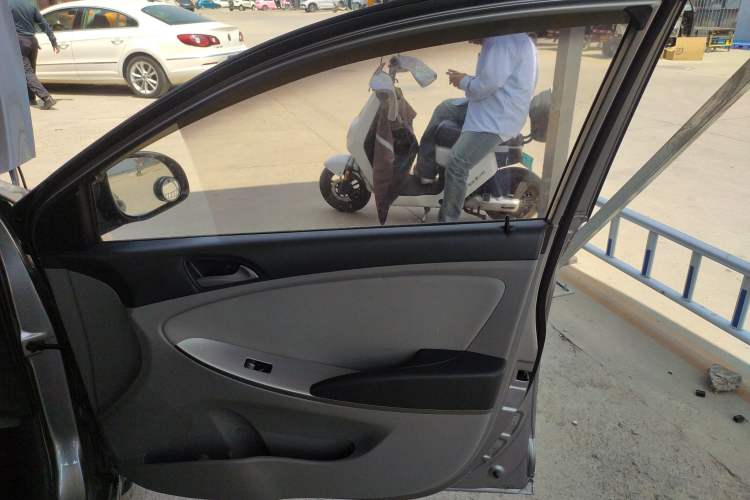 Used Hyundai Verna (older generation) 2014 1.4L Automatic Smart GLS Interior 5