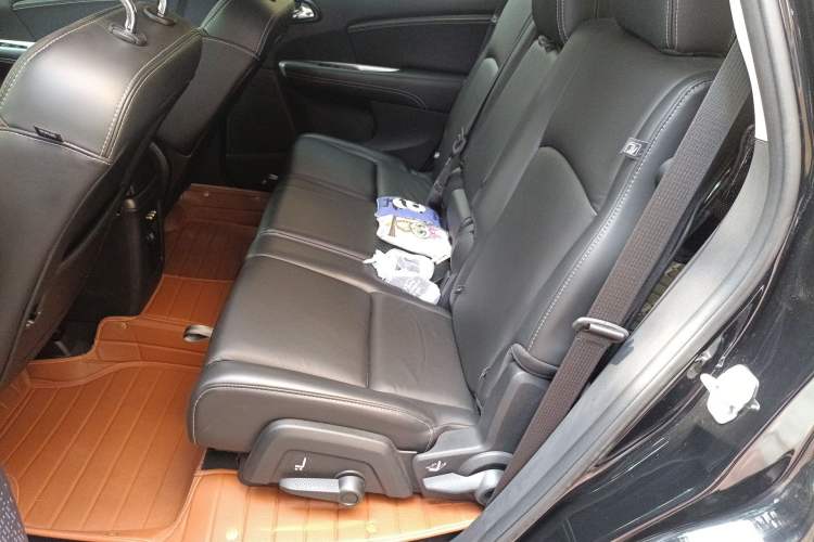 Used Dodge Journey 2013 2.4L Two-Wheel Drive Luxury Version Left Rear Seat