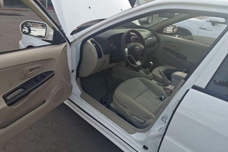 Used Soueast V3 Lingyue 2015 1.5L Manual Happiness Edition
