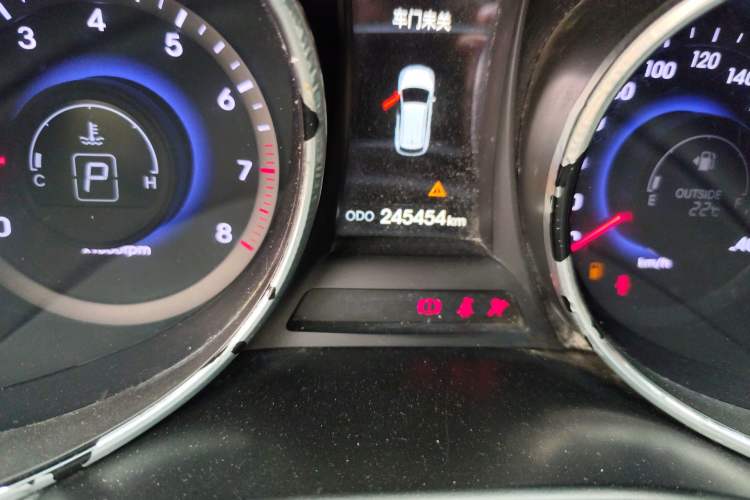 Used Hyundai Santa Fe 2013 2.4L Automatic Two-Wheel Drive Smart Version Odometer Close Up