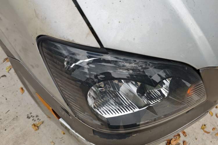 Used FORTHING Lingzhi 2013 M5 Q7 2.0L 7-Seater Long-Wheelbase Comfort Model Right Front Headlight