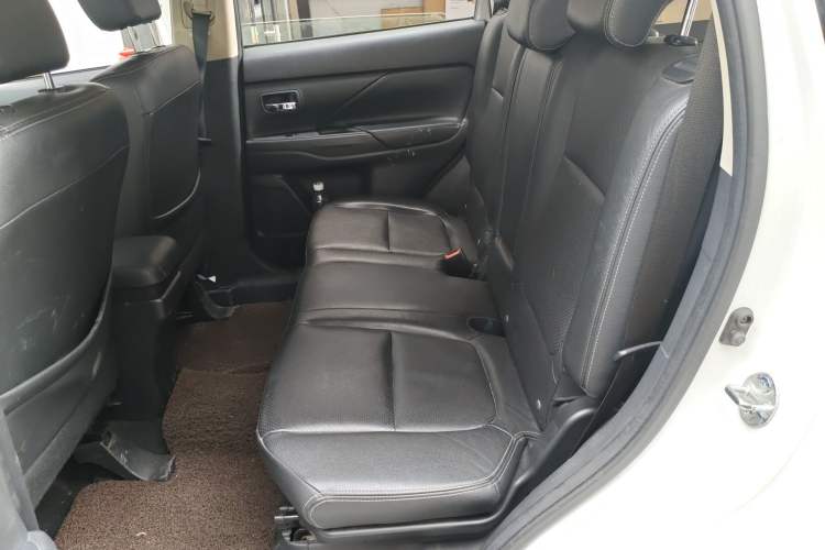Used Mitsubishi Outlander 2016 2.4L 4x4 Luxury Edition 7-Seater Left Rear Seat