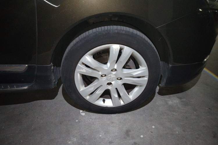 Used Peugeot 3008 2013 1.6THP Automatic Prestige Edition Right Front Wheel Hub