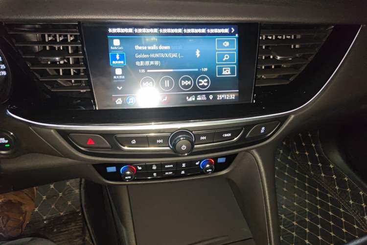 Used Buick Regal 2024 25T Deluxe Edition Audio And AC Panel