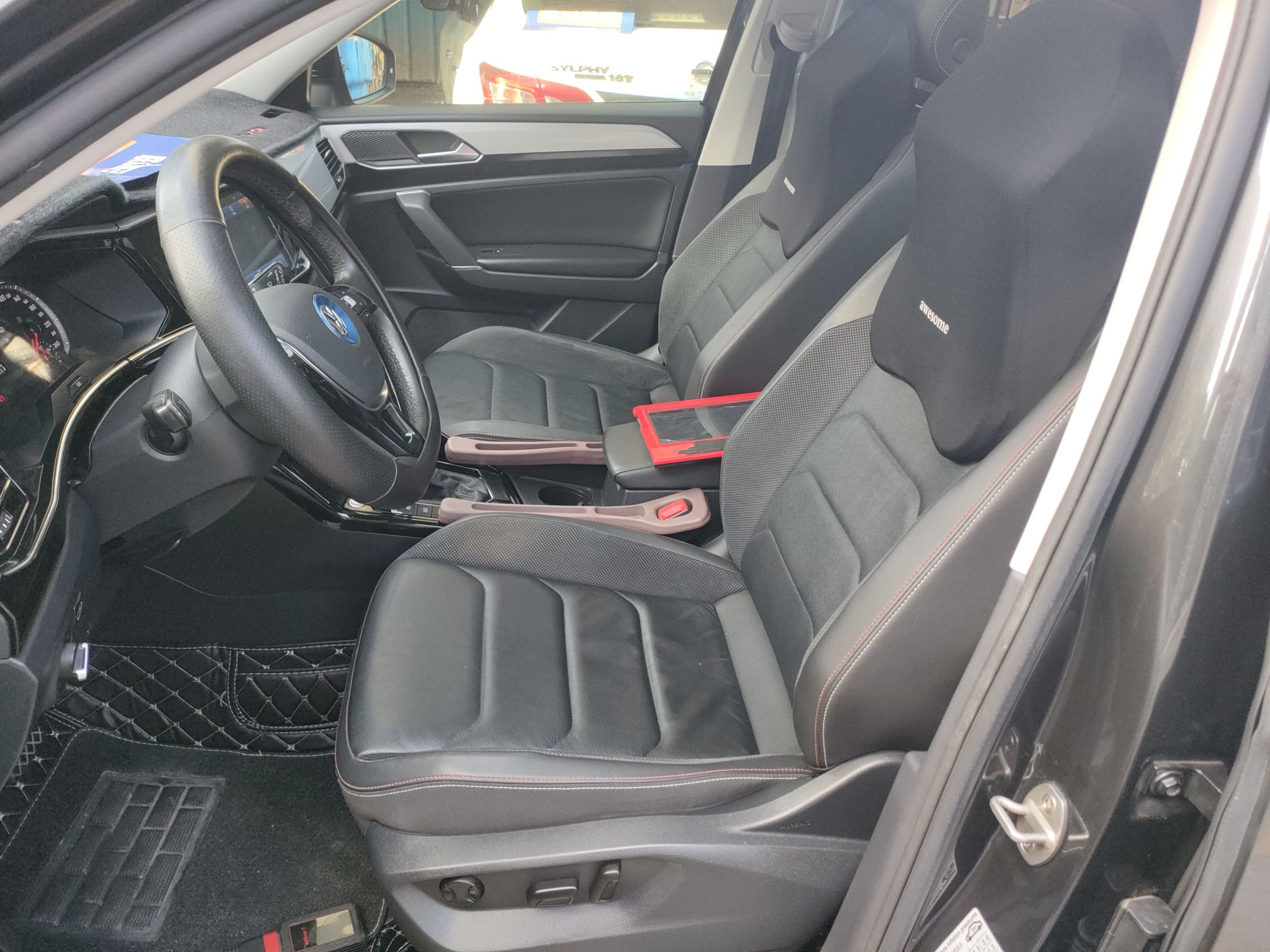 المقاعد الأمامية داخل السيارة