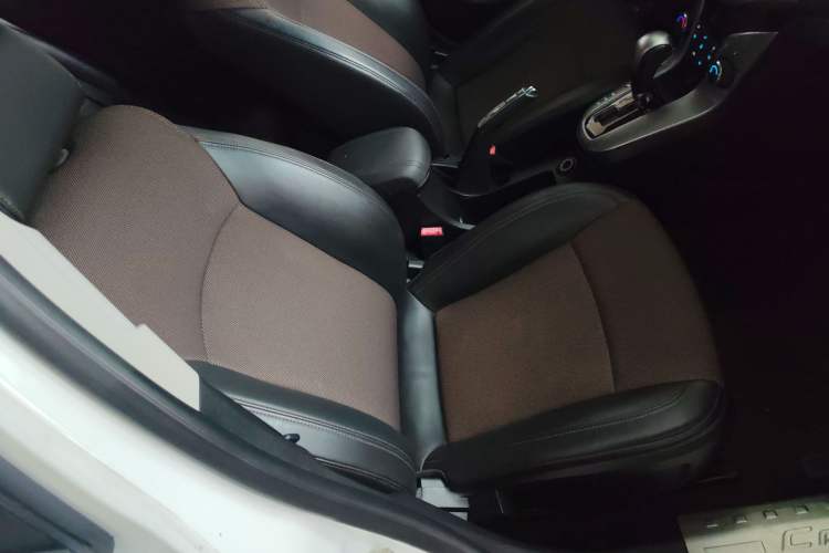 Used Chevrolet Cruze 2015 Hatchback 1.6L Automatic Comfort Edition

