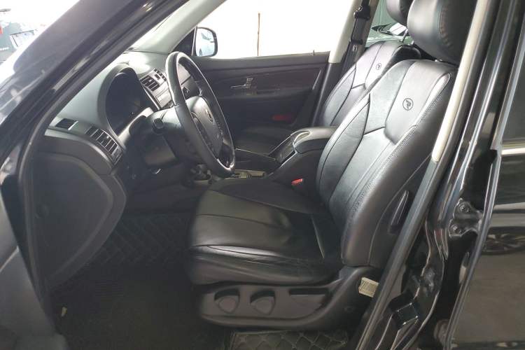 Used SsangYong Rexton W 2014 2.0T Two-Wheel Drive Elite Navigation Version with 5 Seats
