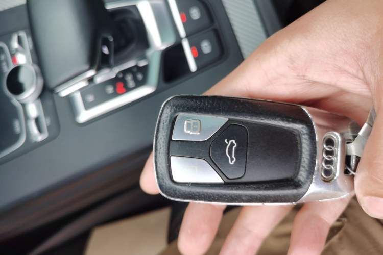 Used Audi Q5L 2018 45 TFSI Prestige Fashion Edition China V Emission Standard Vehicle Key