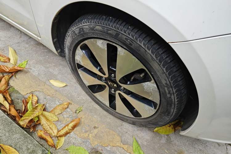 Used Kia K2 2011 Sedan 1.6L Automatic Transmission Premium Right Front Wheel Hub