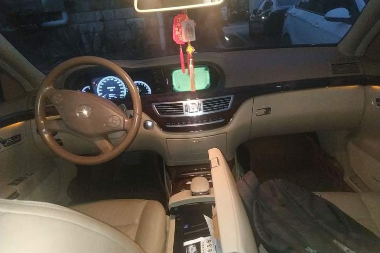 Used Mercedes-Benz S-Class 2010 S 350 L Luxury Model Center Console