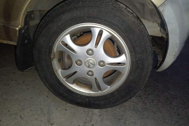 Used BAIC Weiwang 306 2011 1.3L Comfort version 7 seats Right Front Wheel Hub