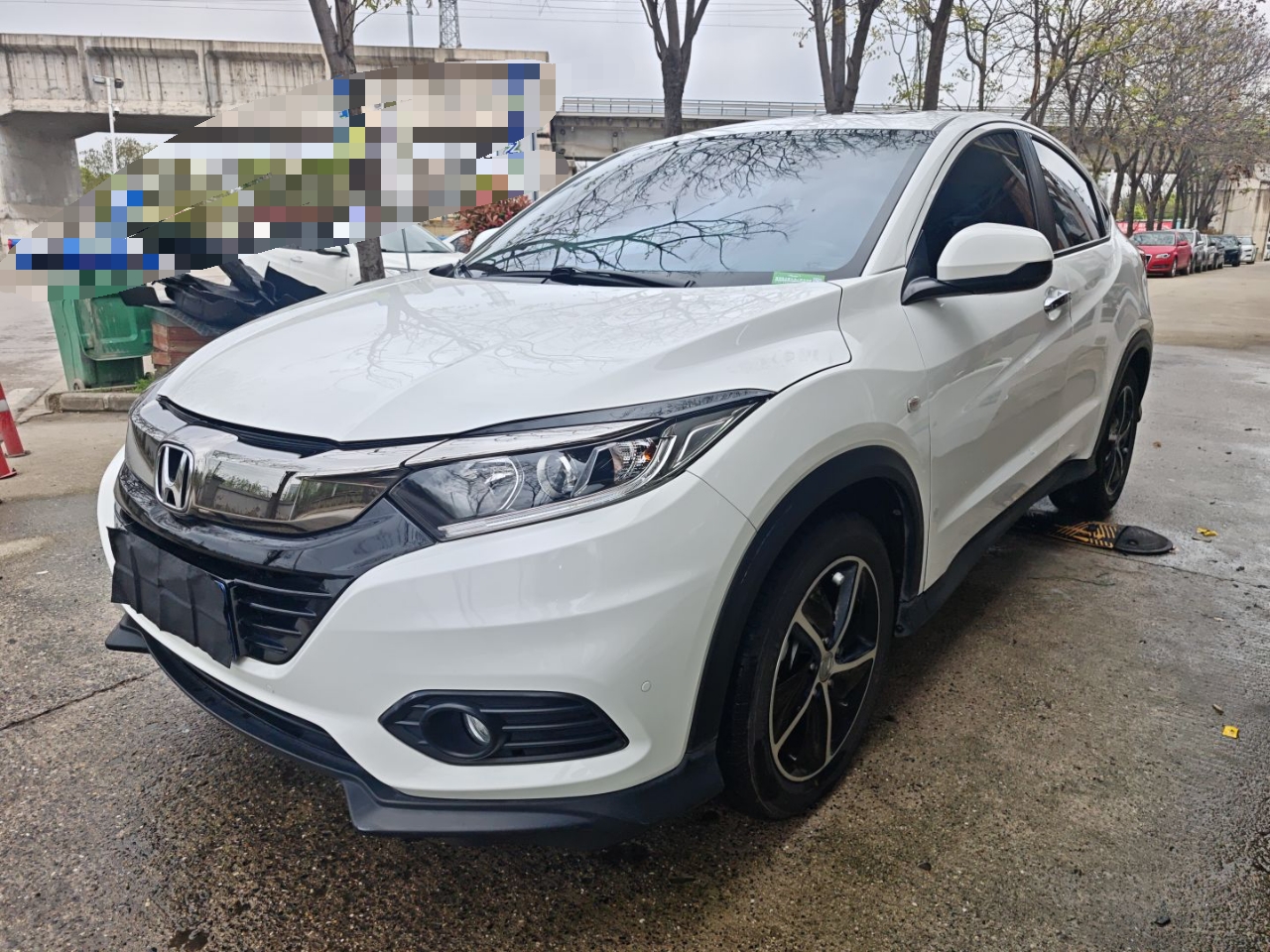 تحت مقدمة السيارة