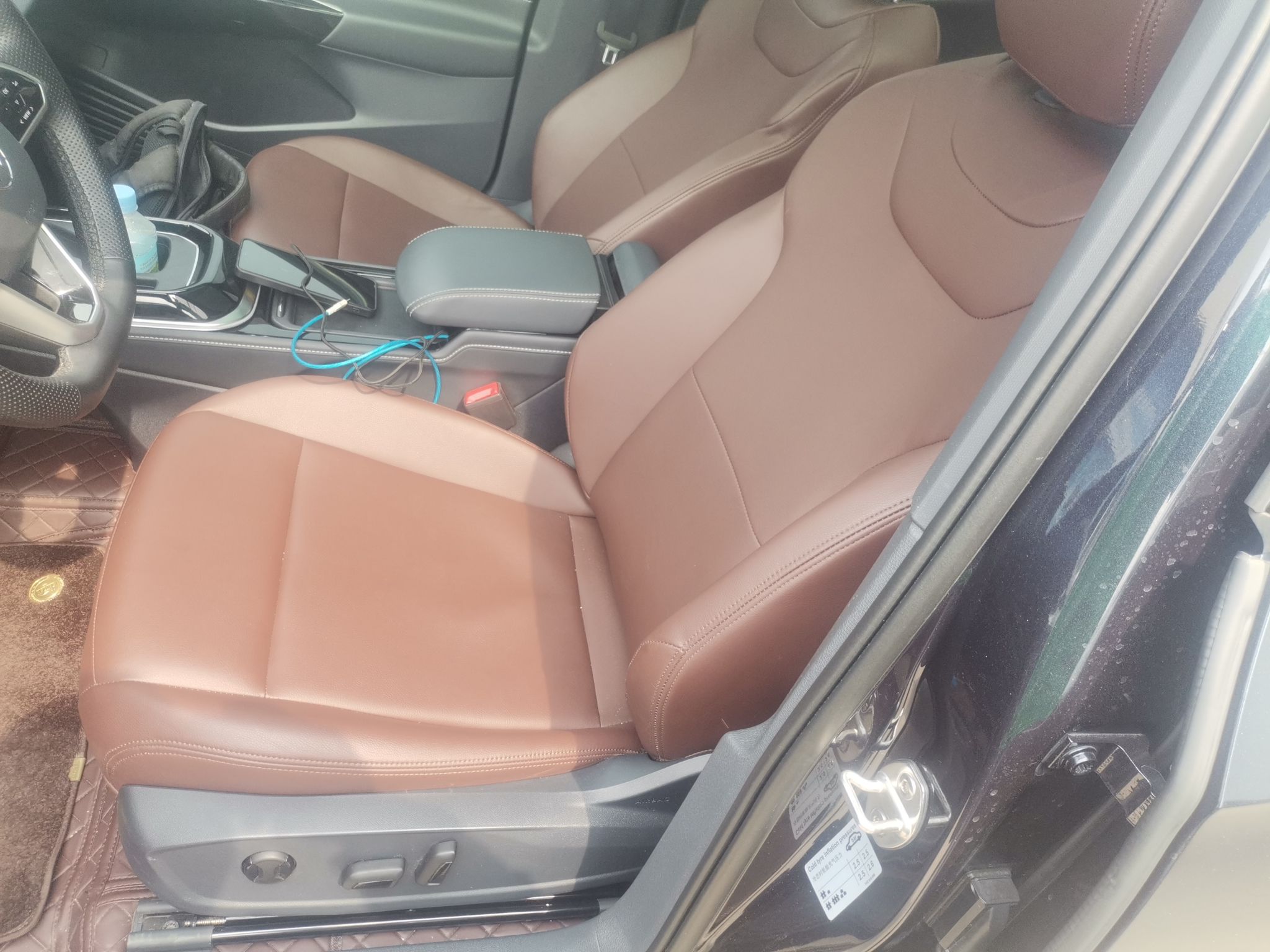 Переднее сиденье в автомобиле