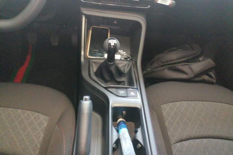 Used Roewe i5 2026 Model 1.5L Manual Comfort Version Gear Lever