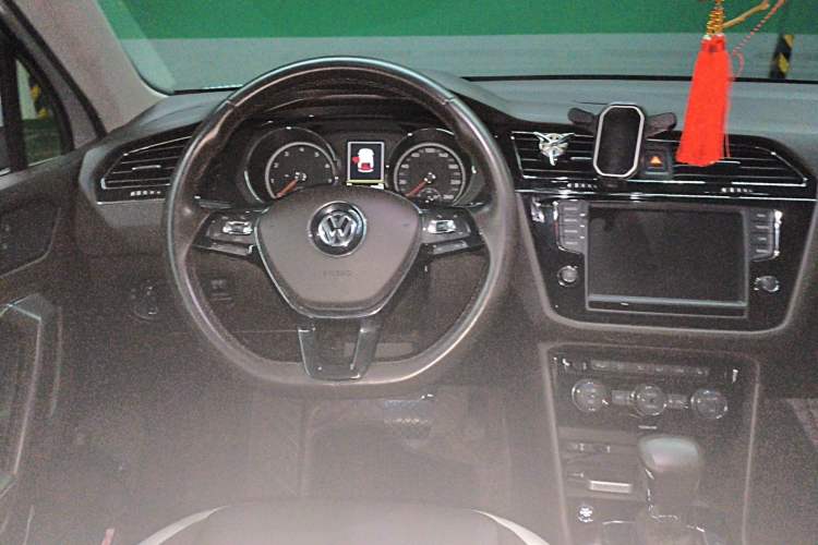 Used Volkswagen Tiguan L 2017 330TSI Automatic Two-Wheel Drive Luxury Edition Steering Wheel