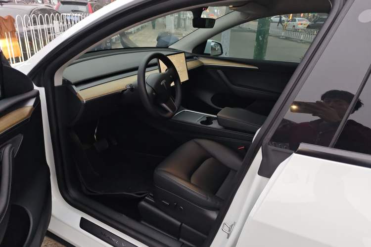 Used Tesla Model Y 2022 Long-Range All-Wheel-Drive Version
