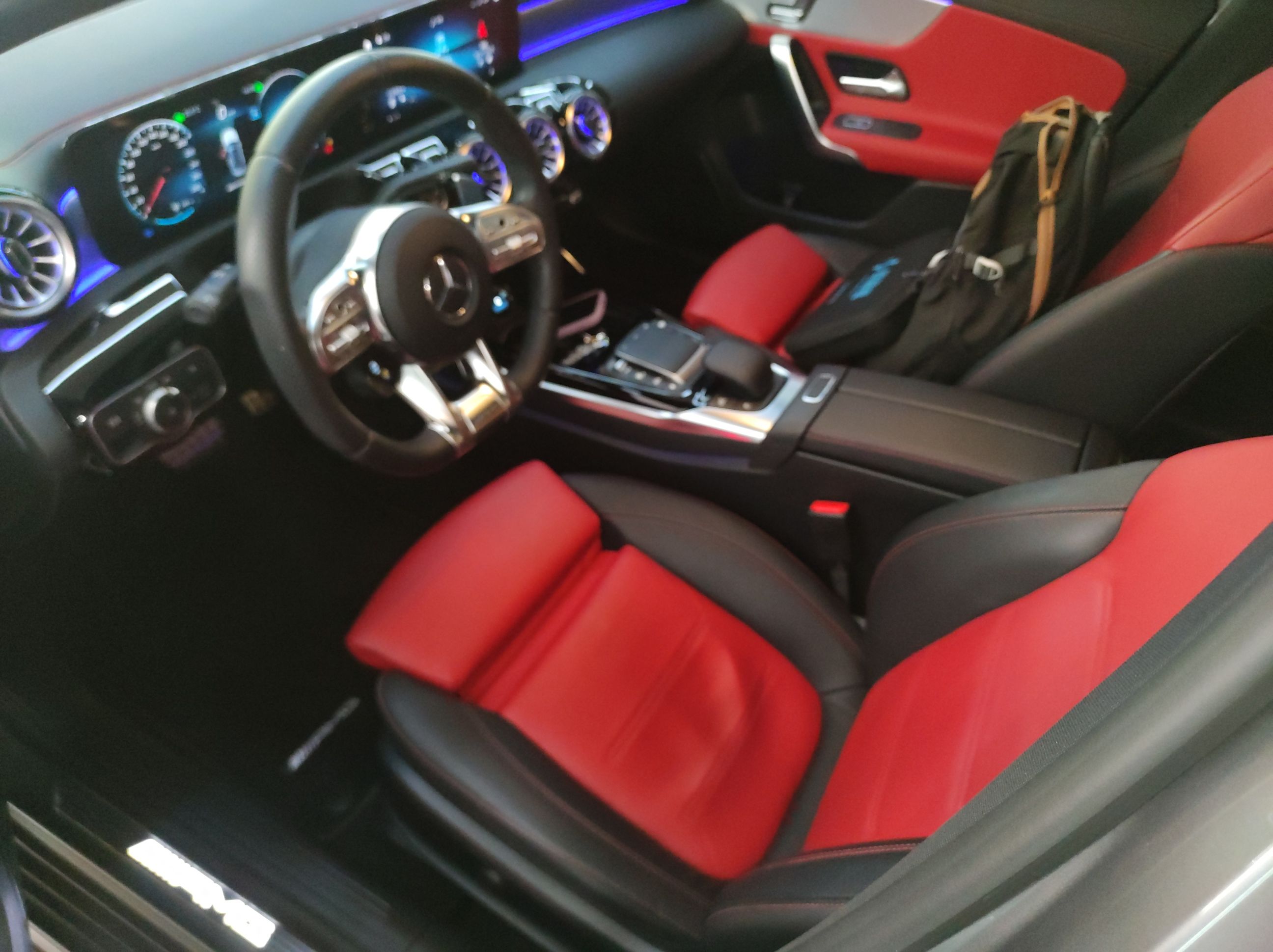 المقاعد الأمامية داخل السيارة