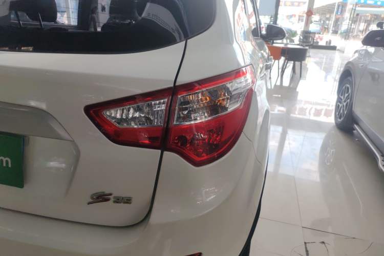 Used CHANGAN CS35 2016 1.6L Automatic Luxury Model China IV Standard Exterior 3