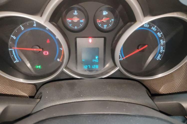 Used Chevrolet Cruze 2013 Hatchback 1.6L Manual Luxury Model Odometer Close Up