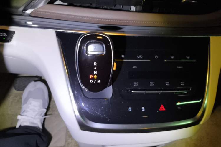 Used Buick GL8 2022 Land Business Class 652T Luxury Model
