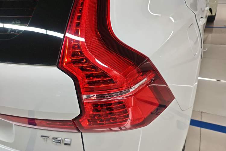 Used Volvo XC60 New Energy 2025 Plug-in Hybrid Long-Range All-Wheel Drive Smart Luxury Edition Right Rear Taillight