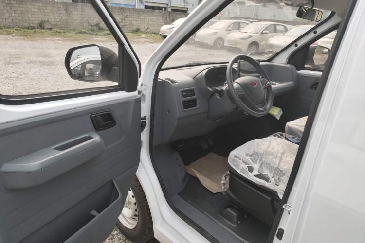 Used Wuling Yangguang 2024 300KM Comfort Version Passenger Van 75kW
