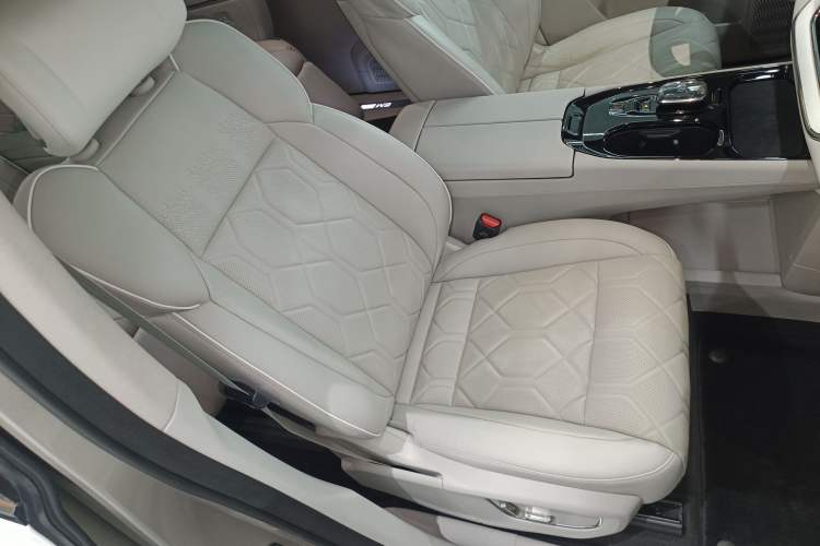 Used Volvo EM90 2025 Ultra Six-Seater