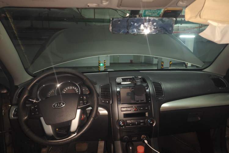 Used Kia Sorento 2009 2.4L Comfort Edition Center Console