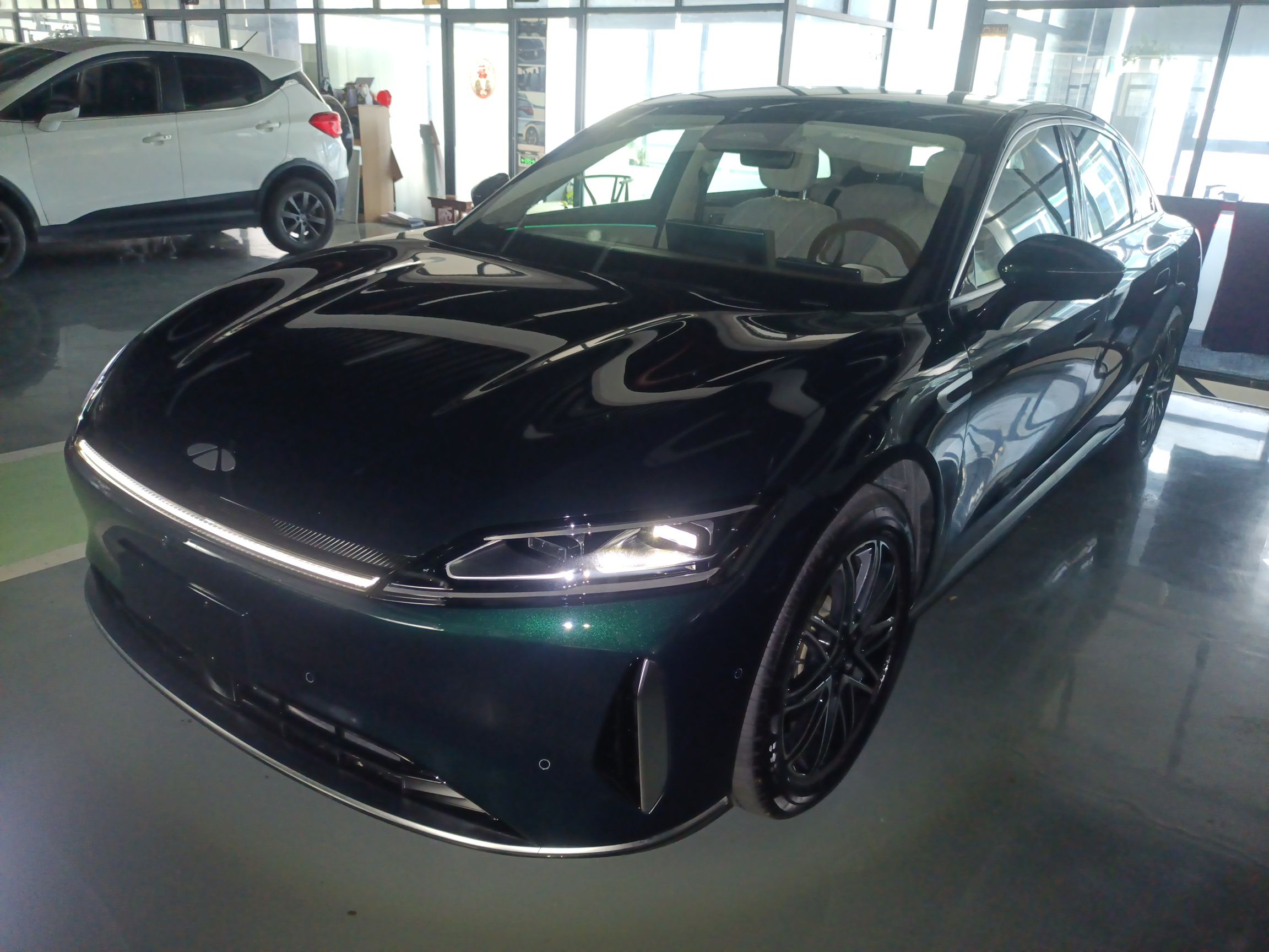 تحت مقدمة السيارة