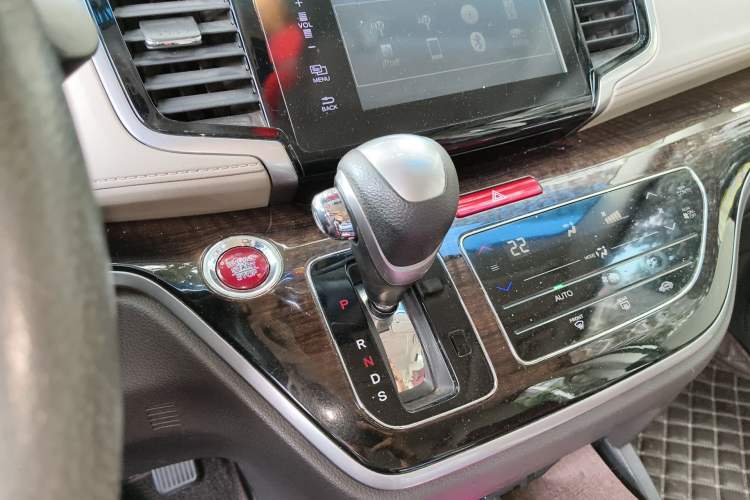 Used Honda Odyssey 2015 Revised 2.4L Luxury Edition Gear Lever